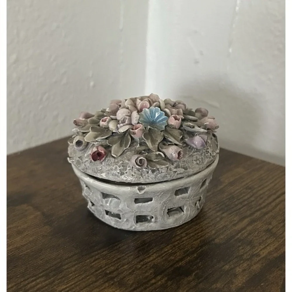 Detailed Ornate‎ Visconti Mollica CAPODIMONTE 3-D Floral Lidded Ceramic Dish